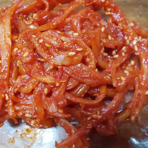 スルメキムチ。聖書的ではないけれど、我らが牧師的ではあります(笑) This is dried cuttlefish kimchi, not Biblcal but our pastoral.