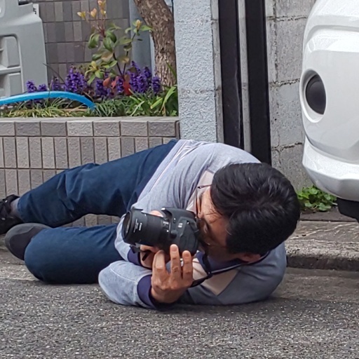 我らが牧師、教会外観撮影中。우리교회목사 교회외관촬영중. Our pastor is taking a photo of the church.